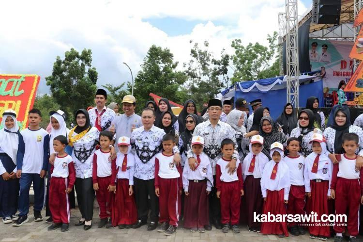 Puluhan Anak Buruh Harian Lepas Kelapa Sawit Dapat Seragam Gratis 
