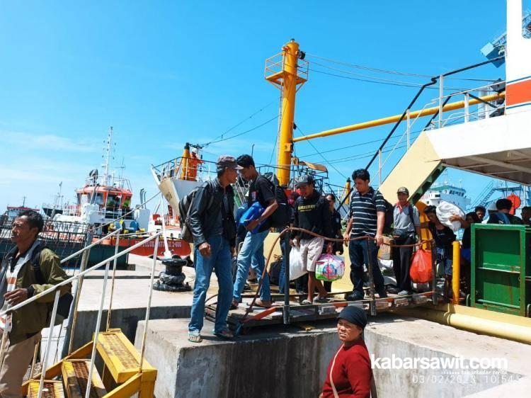 Kapal Penyeberangan Diperbaiki, Warga Enggano Rame-rame Stok Bapok