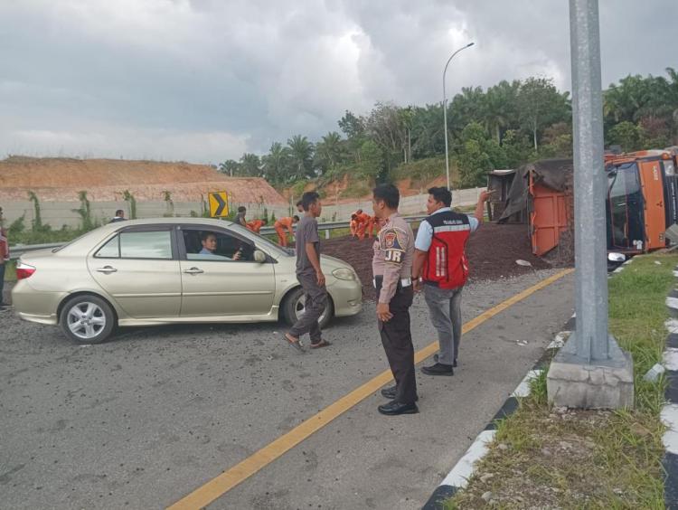 Truk Terguling, Inti Sawit Berserakan di Jalan Tol Pekanbaru-Dumai