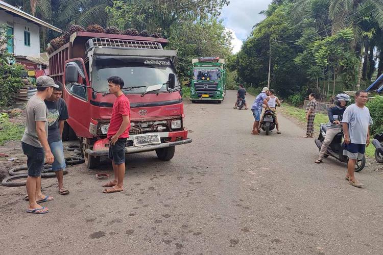 Tabrakan, Sopir Truk Sawit Tewas