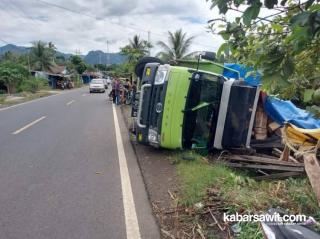 Truk Pengangkut Minyakita Terguling di Lintas Bengkulu