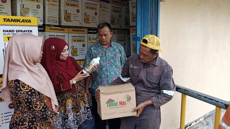 Pemprov Bengkulu Berikan 2.700 Liter Pupuk Organik Cair Untuk Petani Sawit