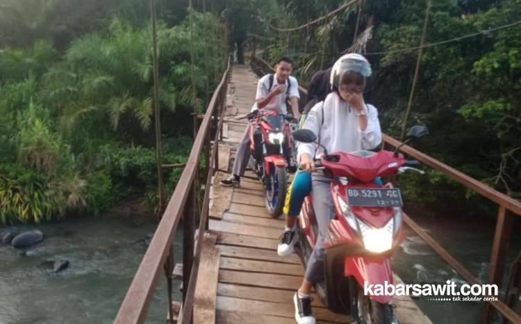 Petani Sawit di Bengkulu Keluhkan Kondisi Jembatan Gantung Rusak