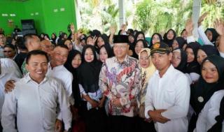 Pemetik Sawit Lebih Sejahtera dari Honorer Pemerintah, Kok Bisa?