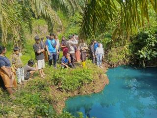 Mendadak Telaga di Dalam Kebun Sawit ini Berubah Warna jadi Biru
