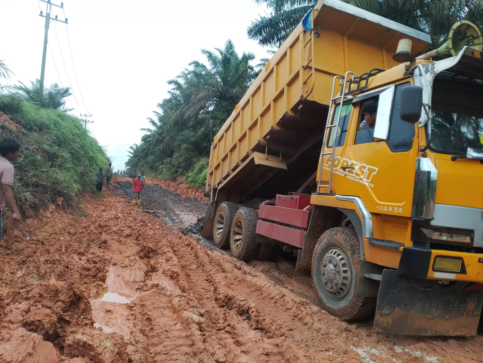 Akses Jalan Makin Parah, PalmCo Perbaiki Jalan di Tiga Desa Rohil