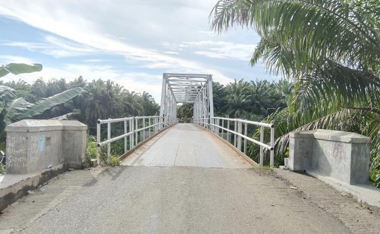 Petani Dilarang Bawa Muatan Overload Saat Melintasi Jembatan