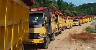 Jelang Lebaran, PKS Kebanjiran Antrean Truk Sawit