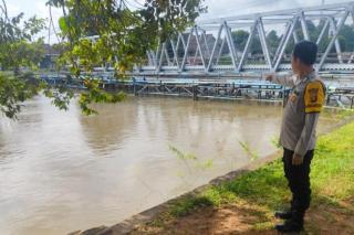 Tindak Lanjuti Temuan Banyak Ikan Mati di Sungai Rambang, Ini Rekomendasi Polsek Muara Kuang 