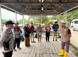 Saat Bhabinkamtibmas Melakukan Pendampingan Pengambilan Sampel Air Laut yang Diduga Tercemar