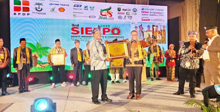 Di Ajang SIEXPO, Unri Dinobatkan sebagai “Kampus Riset Sawit Indonesia” 