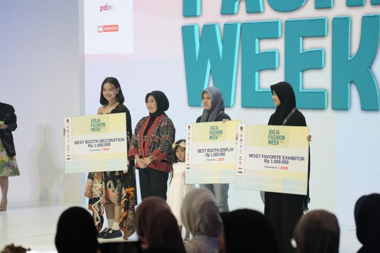 Tampilkan Produk-produk Fashion Berbasis Sawit, BPDP Raih Penghargaan di Ajang JFW 2025