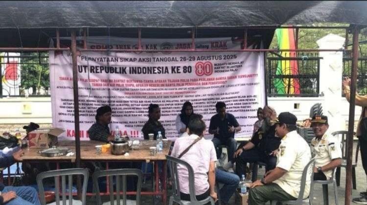 Puluhan Petani Sawit Tolitoli Menginap di Pelataran Gerbang DPRD Sulteng, Apa yang Mereka Tuntut?