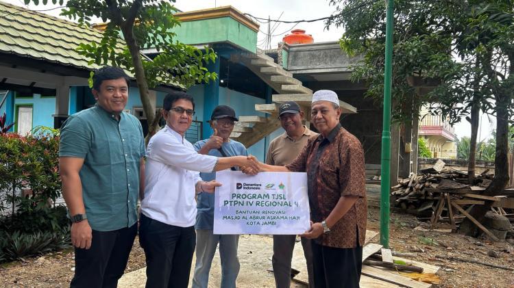 Jalankan Program TJSL, PTPN IV Regional 4 Bantu Rehab Masjid Jamaah Haji Jambi