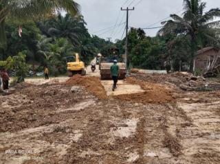 PT KTU Perbaiki Jalan Desa di Siak, Diapresiasi oleh Masyarakat