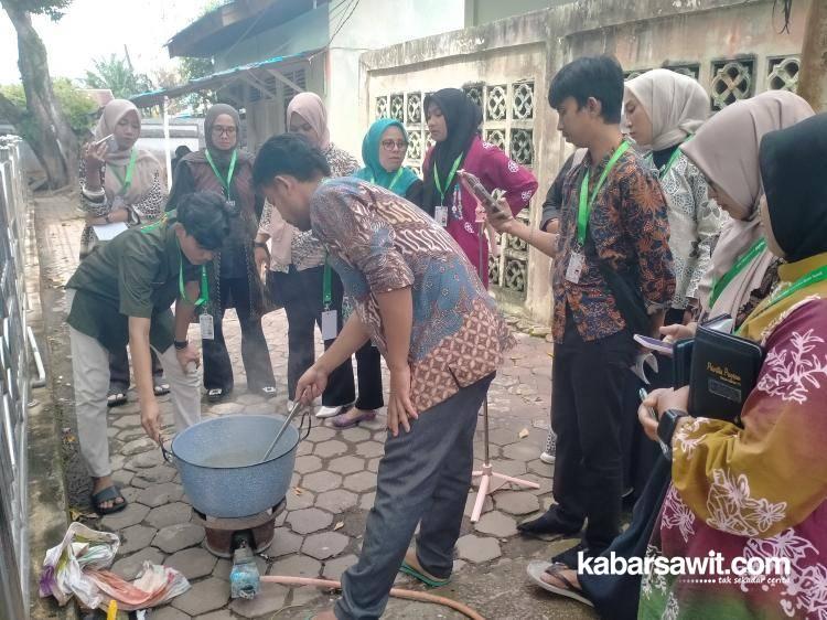 Peserta Antusias Ikuti Pembuatan "Malam" Kelapa Sawit