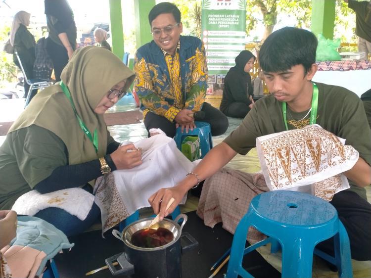 Peserta Antusias Membuat Batik Gunakan Malam Sawit dalam Workshop yang Digelar EMG di Dumai