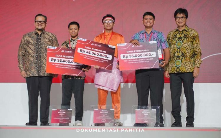 Lahir dari Pengalaman Pribadi, Mahasiswa PENS Surabaya Berhasil Menciptakan Alat Panen Sawit Mandiri 