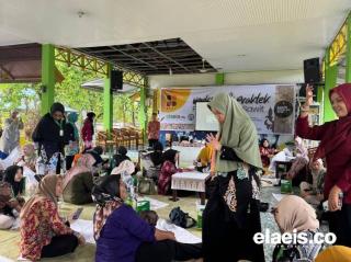 Hadir di Workshop dan Praktek Produksi Batik Sawit EMG, Ketua Dekranasda Dumai Tampak Antusias