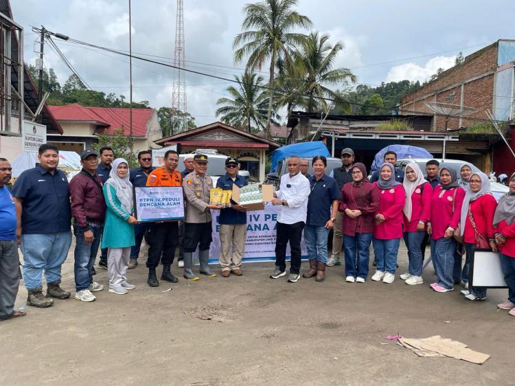 Dipimpin Region Head, PTPN IV Regional 4 Jambi-Sumbar Antarkan Langsung Bantuan untuk Korban Banjir-Longsor di Sumbar