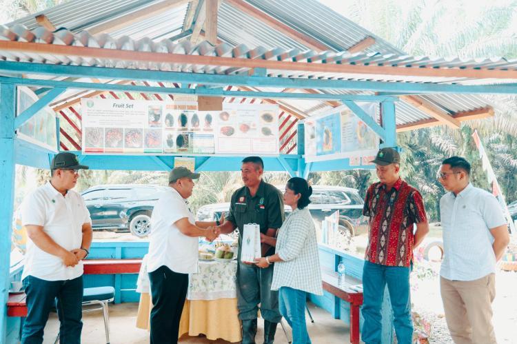 Mandor Korban Teror Pembakaran Rumah Dinas dan Kendaraan Pribadi Terima Bantuan dari PTPN IV Regional III   