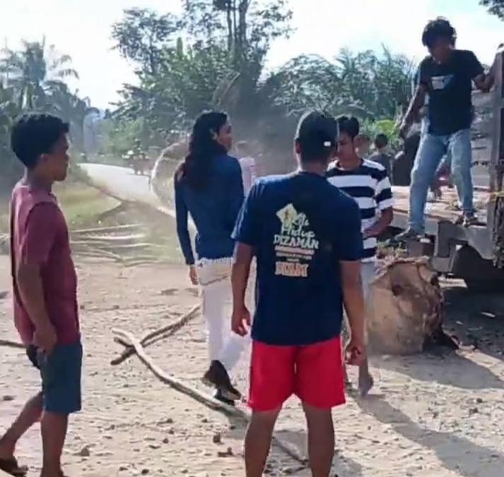 Masyarakat Kamang Baru Blokir Jalan PT SKA Timpeh 4, Ini Tuntutannya