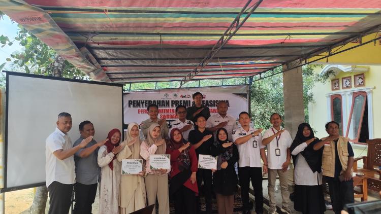 APSSI Serahkan Premi RSPO dan Beasiswa Pendidikan di Inhu Riau