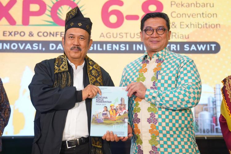 Komit Menjaga Stabilitas Harga Sawit, Pemprov Riau Diganjar Penghargaan