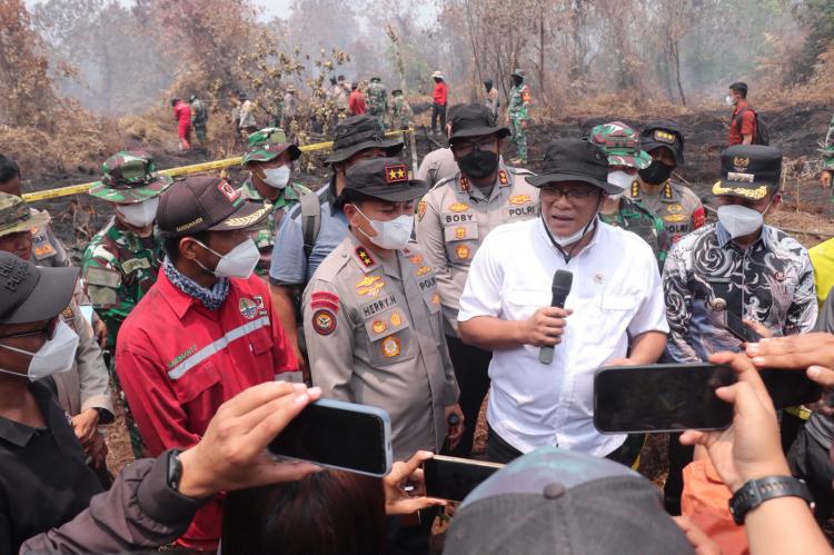 Tinjau Karhutla di Kampar, Menteri LH Ungkap 335 Perusahaan Terindikasi Memiliki Titik Api di Wilayah Konsesinya