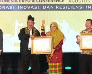Serahkan Penghargaan untuk Bupati Afni Z, Menteri PPN/Kepala Bappenas Berterimakasih Diceritakan Sejarah Kerajaan Siak