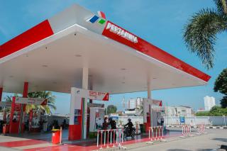 Menunggu G100 Hadir di SPBU