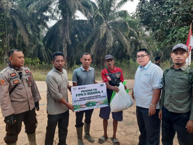Melalui Kebun Bunut, PTPN IV Regional IV Salurkan Paket Sembako untuk SAD